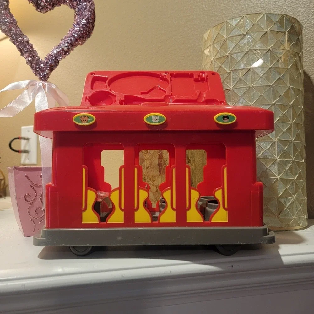 Daniel Tiger Trolley Neighborhood Electronic Carrying Case Works Red Toy